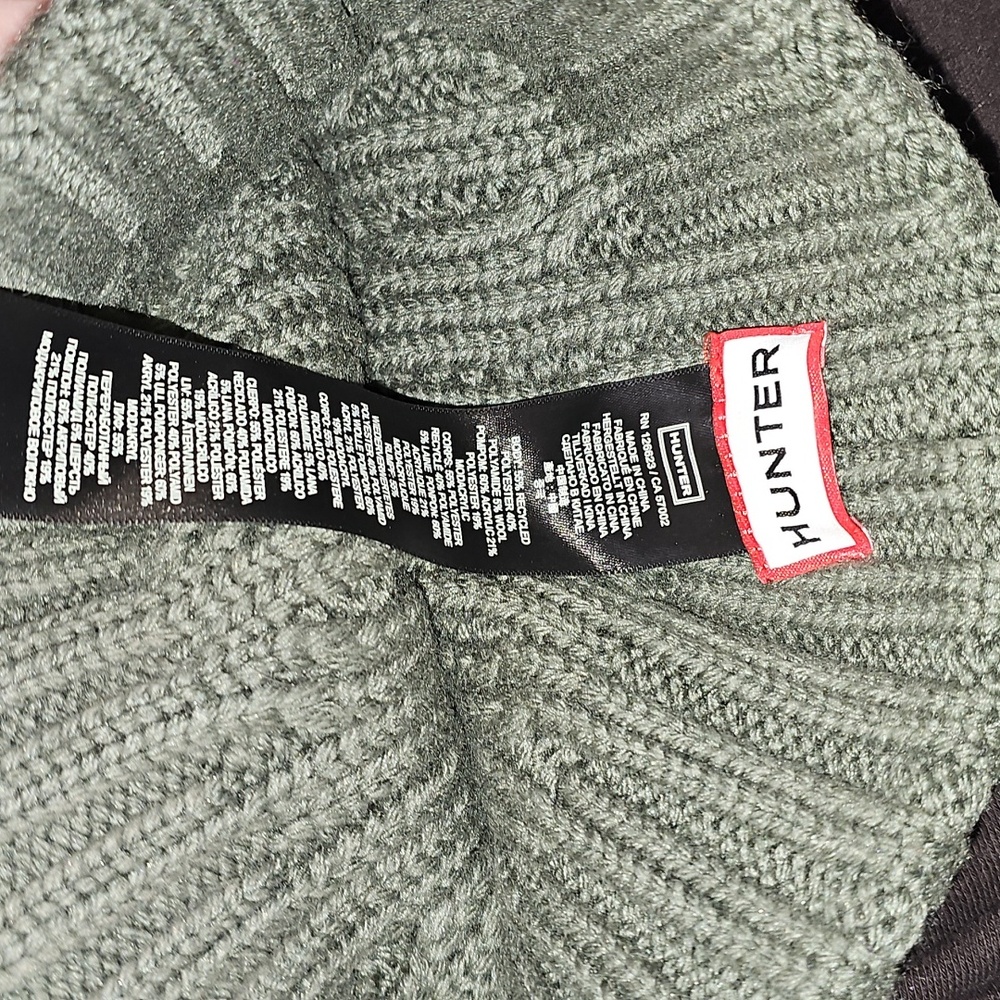 HUNTER GREEN BEANIE. Womens Like New Winter Beanie!! - Picture 6 of 6